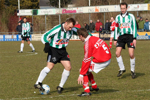 Sc. Genemuiden - Harkemase Boys Gerald kreuze tracht Jelmer Mullender te passeren (Foto Helmich Lubberts)